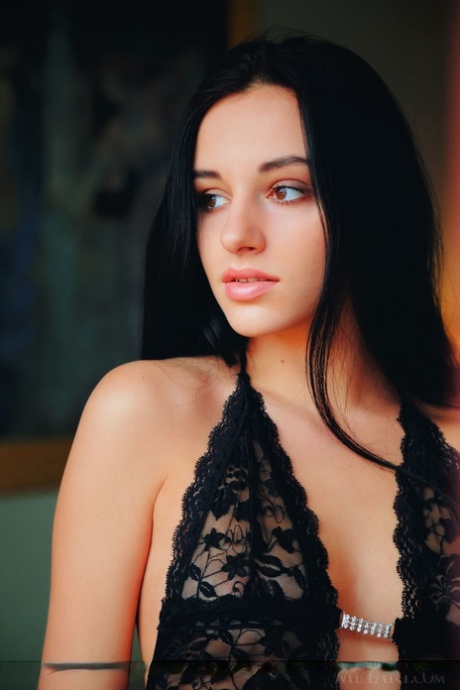 Sasha Sultana modelové akty obrázky